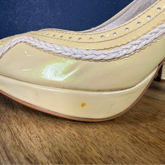Carlo Rossetti Pastel Yellow Iridescent Peep Toe Pumps, Size 9 - Picture 3 of 11